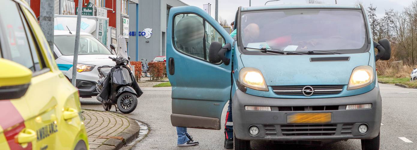 Scooterrijder gewond bij aanrijding met bestelbus in Groningen