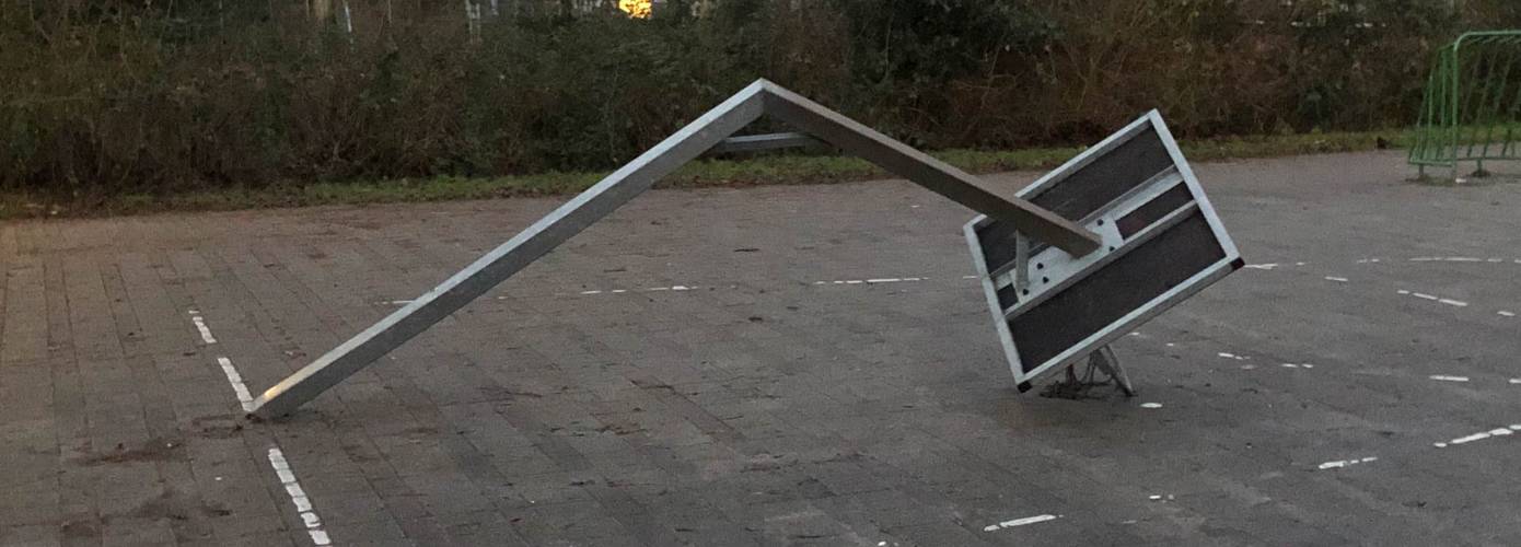 Onbekenden vernielen basketbalpaal in Peize