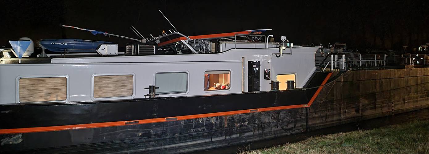 130-meter lange vrachtschip ramt Dorkwerderbrug bij Dorkwerd