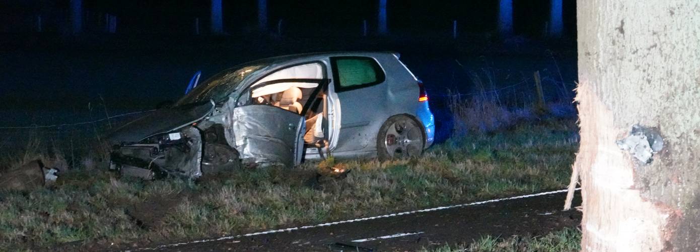 Auto botst tegen boom bij Ter Apel; twee gewonden