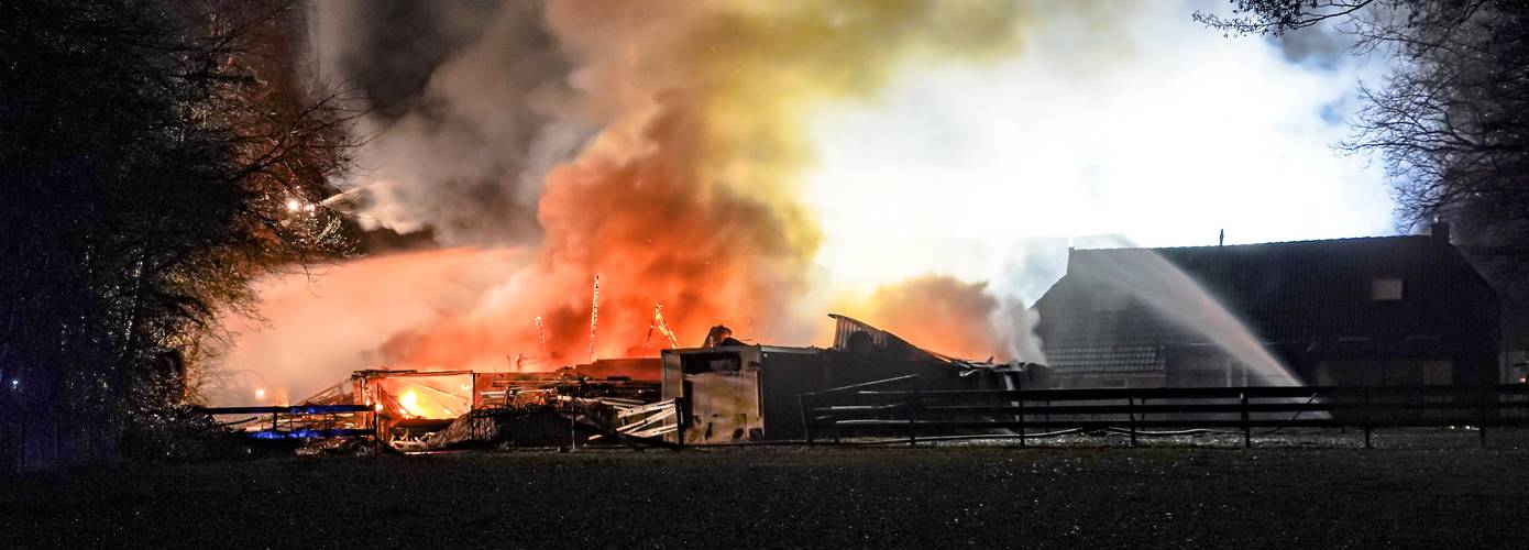 Grote uitslaande brand legt schuur in as bij Boerakker