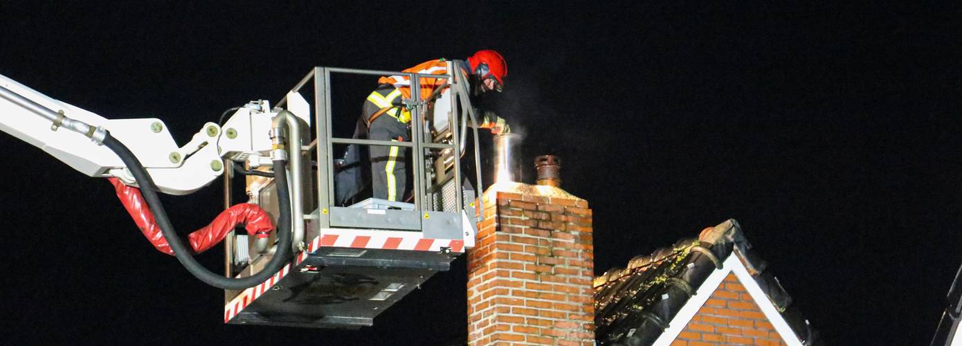 Schoorsteenbrand bij woning in Groningen