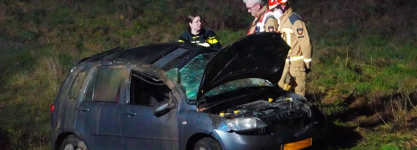 Auto slaat over de kop; moeder en dochter gewond naar ziekenhuis Buinerveen