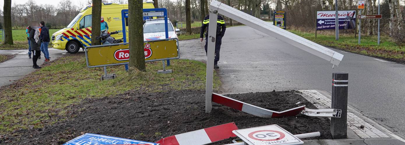 Motorrijder rijdt plaatsnaambord omver bij nieuw aangelegde wegversmalling Midlaren