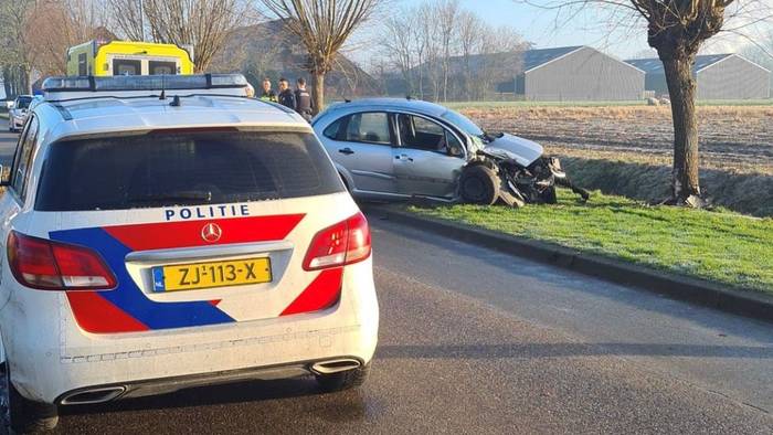 Auto zwaar beschadigd bij aanrijding Uithuizermeeden