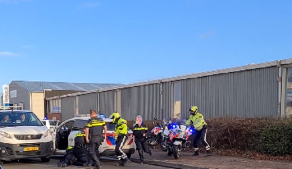 Grote politiemacht houdt scooterrijder aan na achtervolging (video)