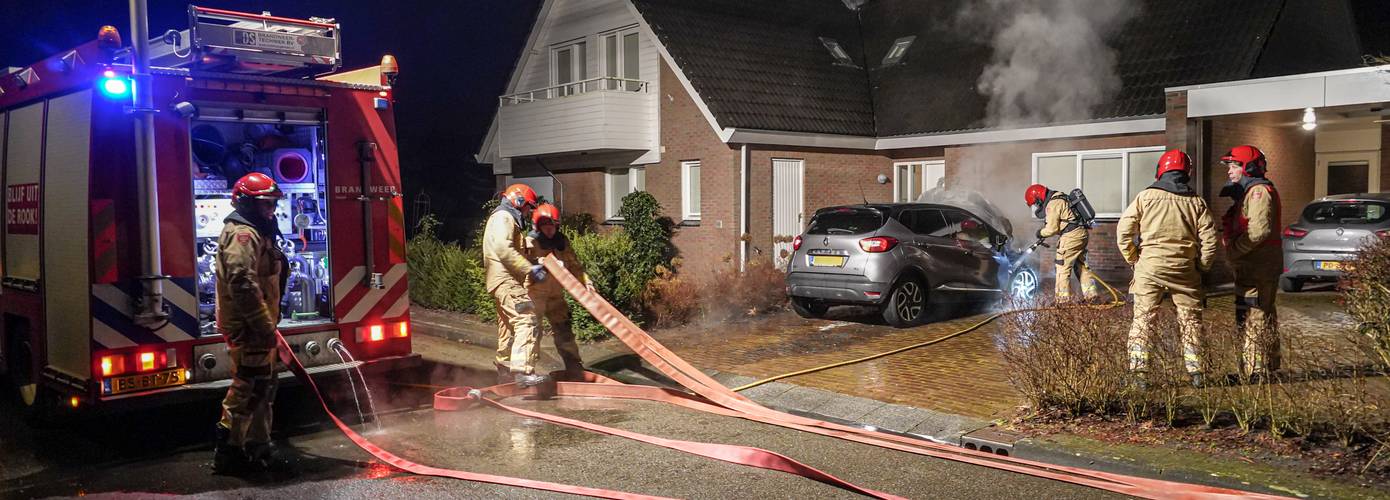 Auto in de brand op oprit bij woning Haren