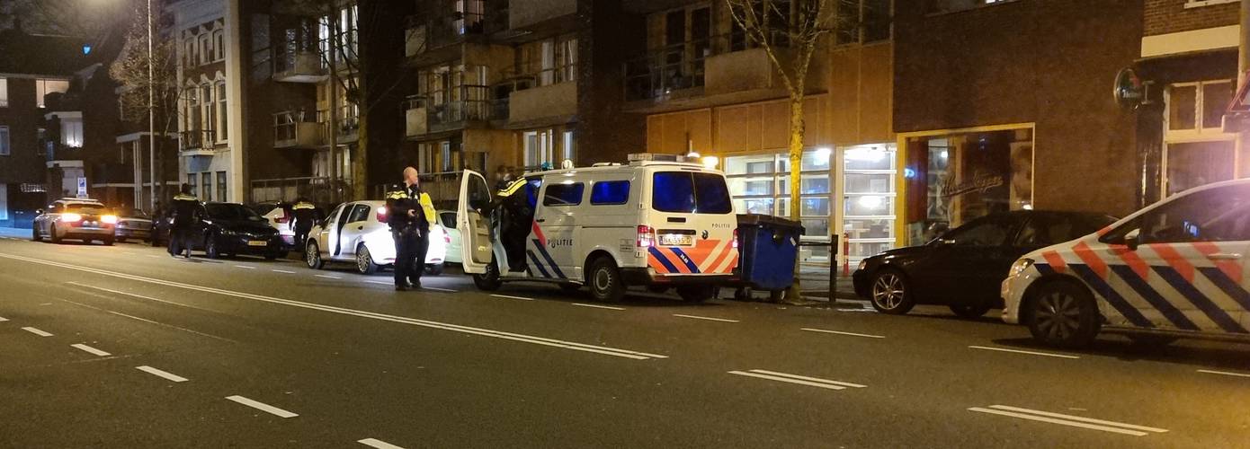 Politiebusje botst op personenauto bij verkeerslicht Groningen