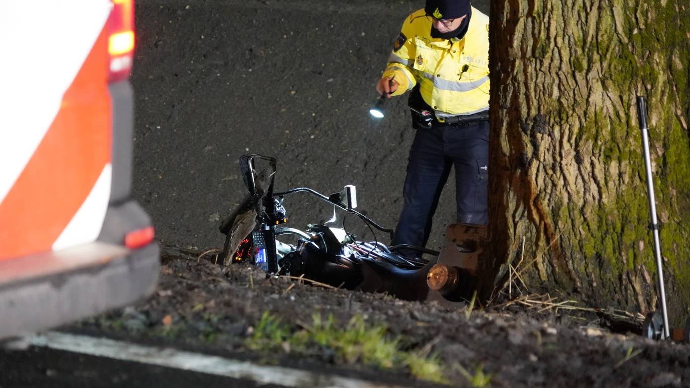 Motoragent aangereden tijdens wilde politieachtervolging met spookrijder (Video)