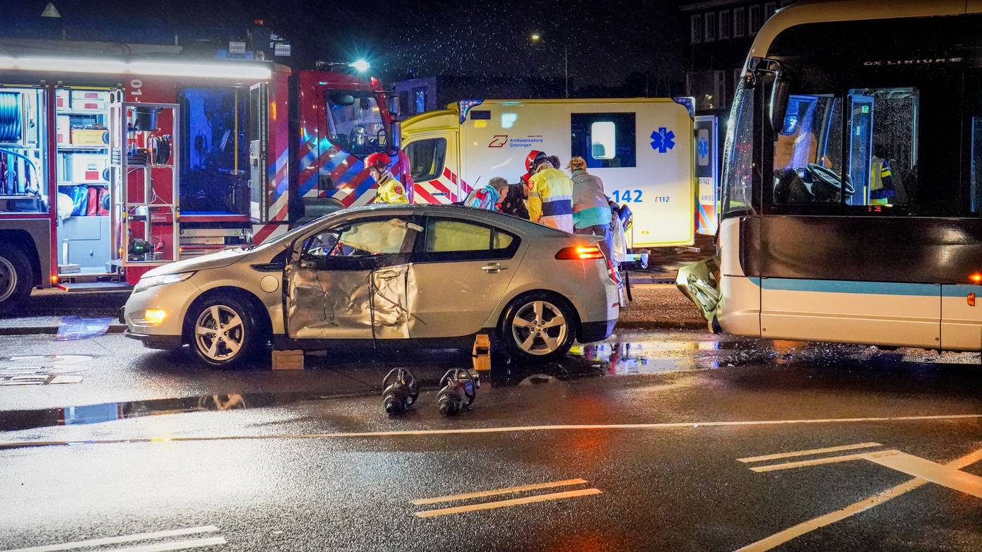 Gewonde bij ongeval tussen auto en lijnbus in Groningen