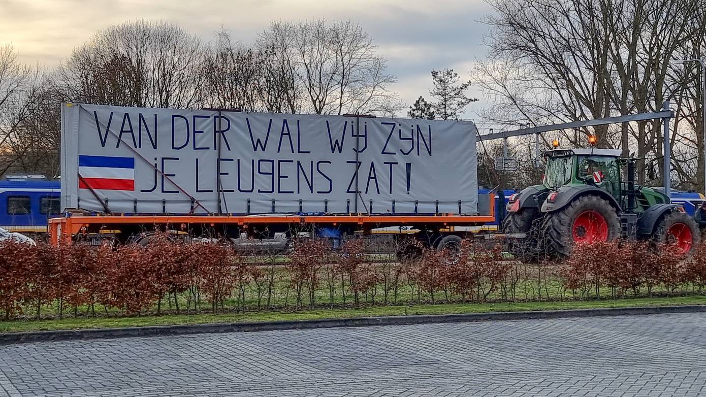 Protesterende boeren bij mediacentrale in stad Groningen