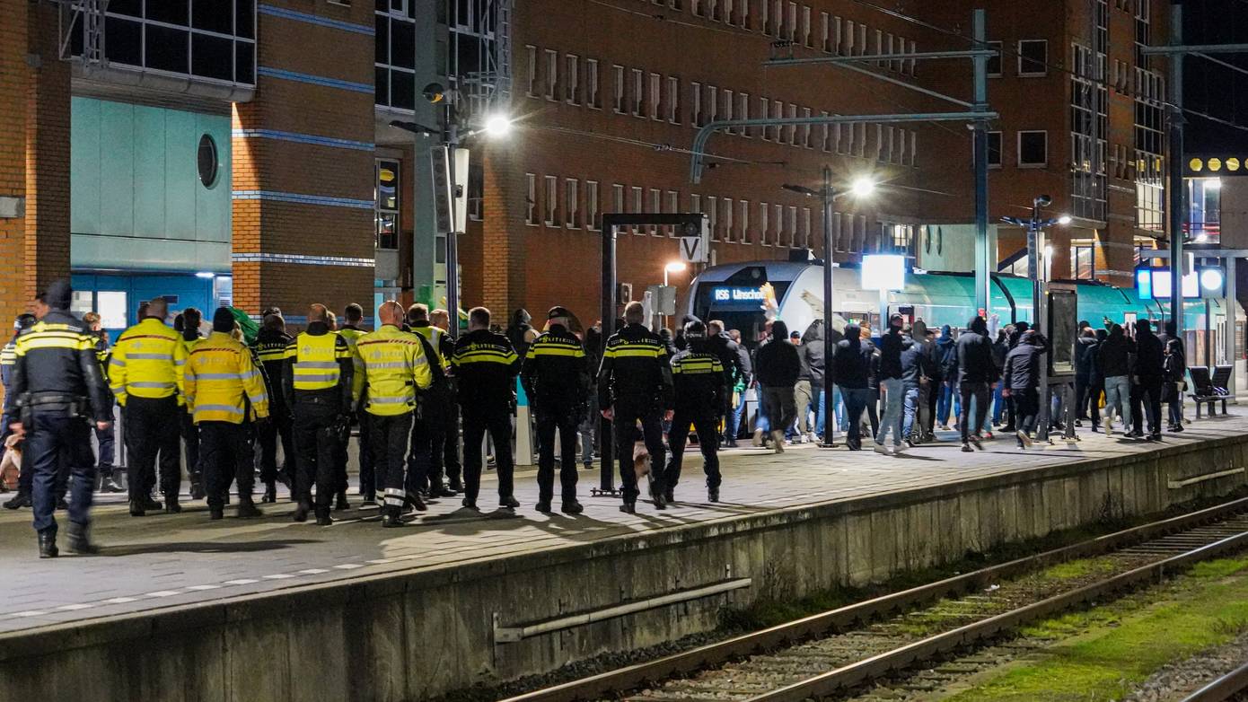 Grote politiemacht op Hoofdstation Groningen wacht 200 voetbalsupporters op (Video)