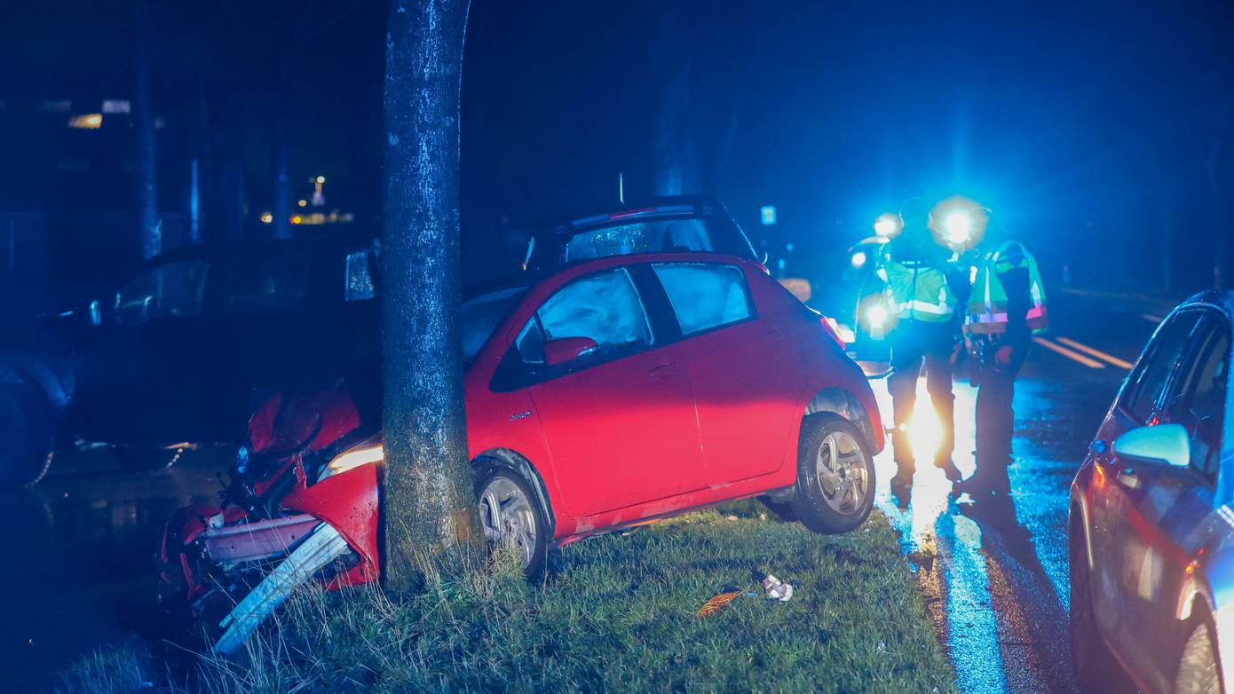 Auto botst op auto met aanhanger op N363 tussen Winsum en Baflo