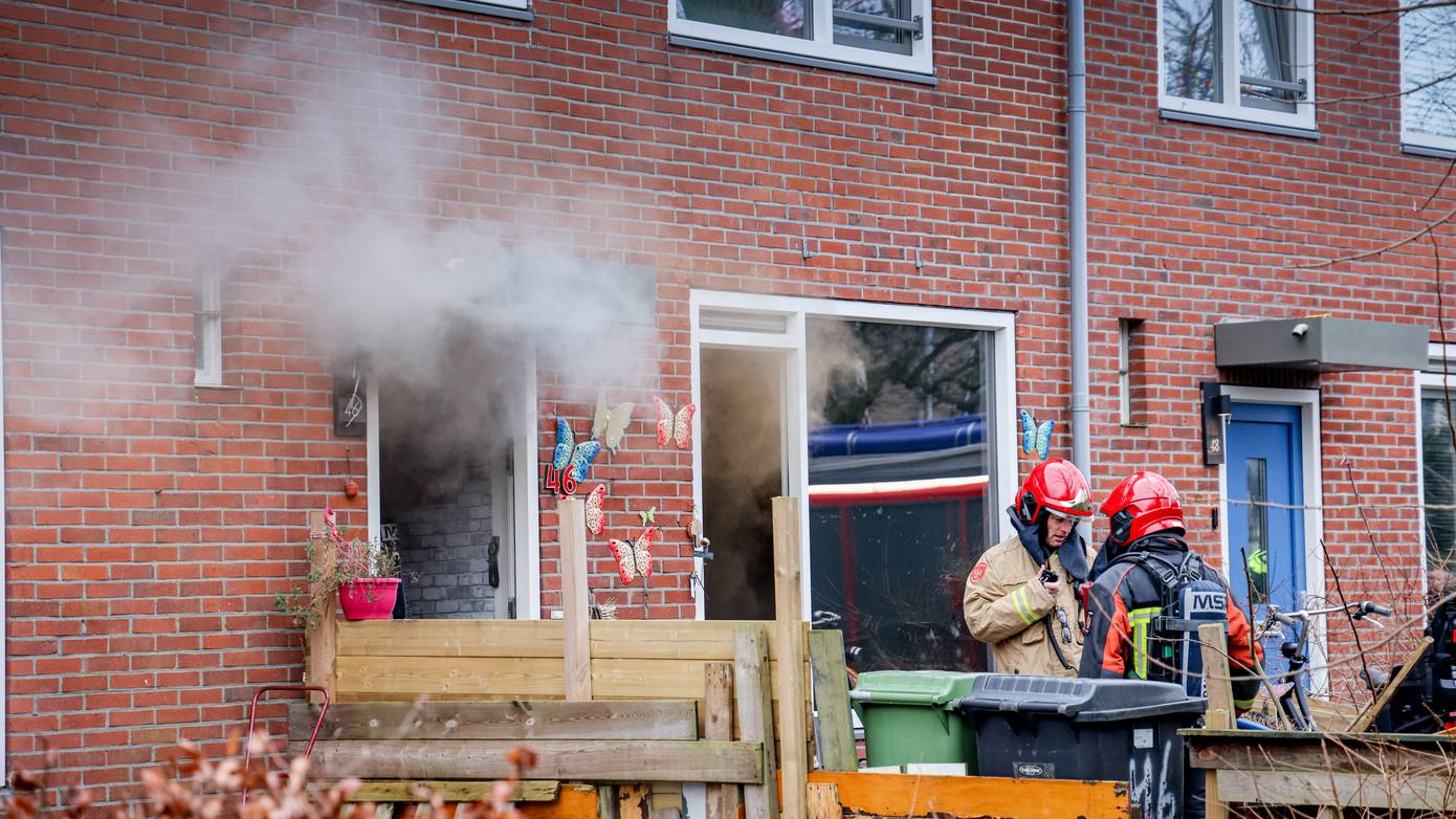 Veel rook bij woningbrand in Groningen (Video)