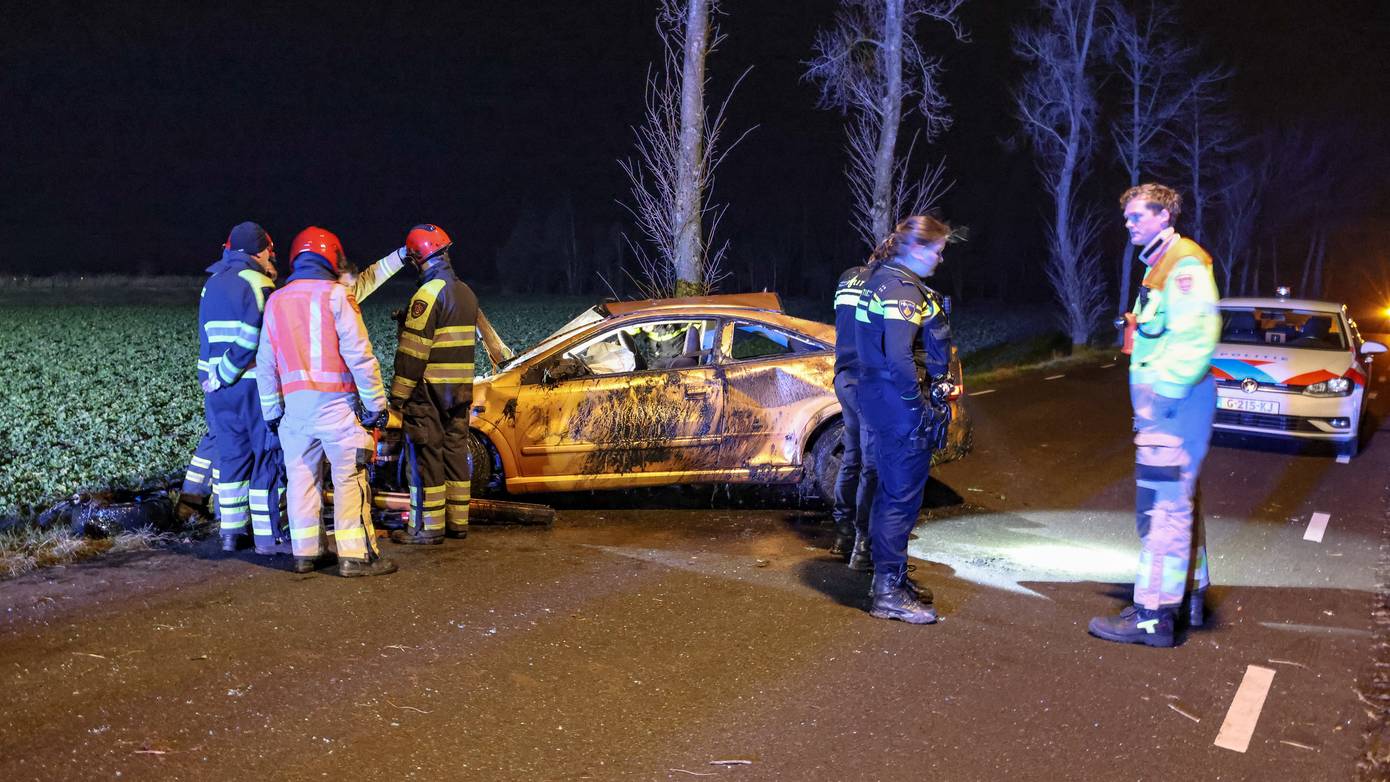 Bestuurder spoorloos na fors eenzijdig ongeval Steendam