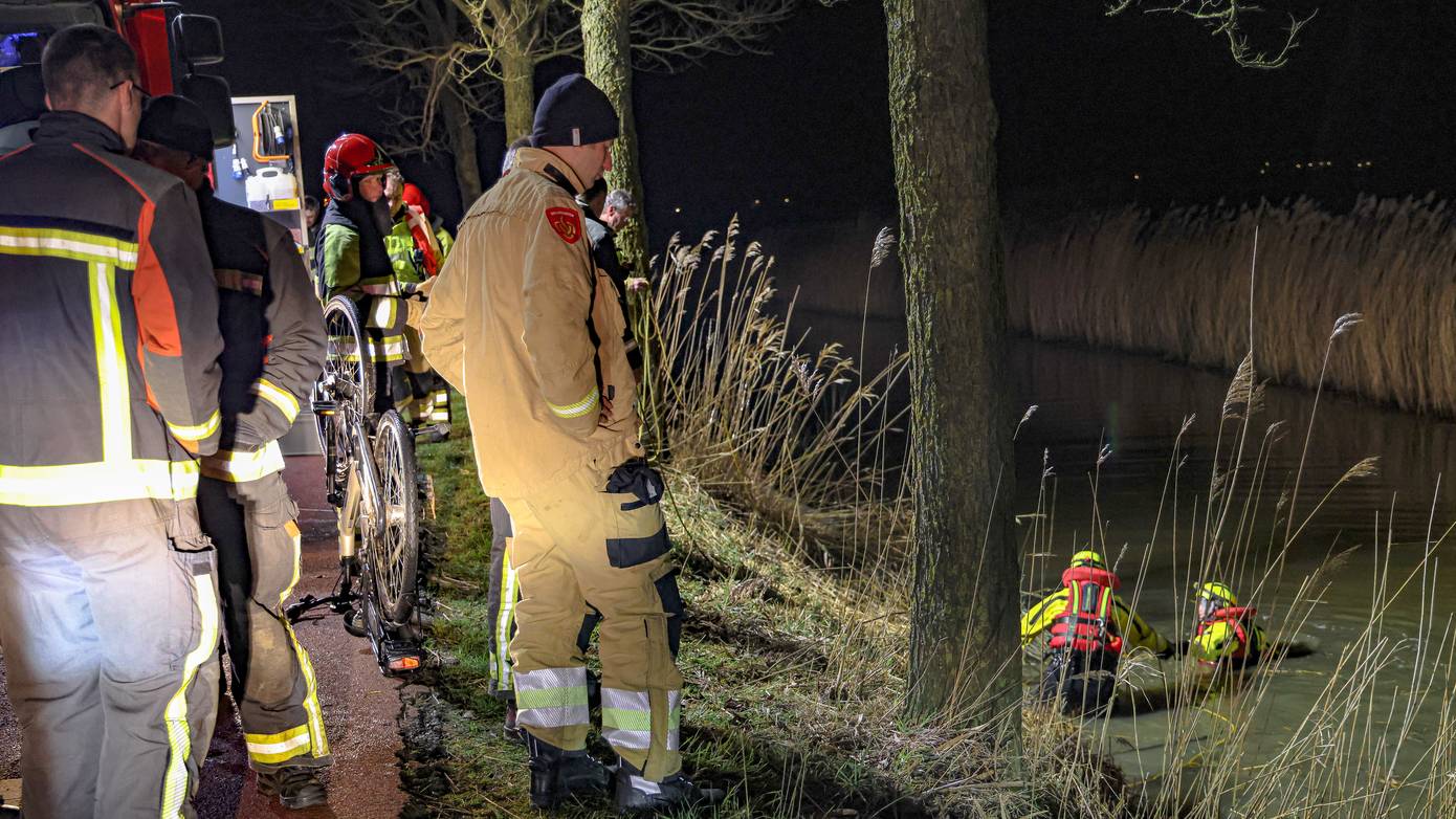 Grote zoekactie in water bij Feerwerd na aantreffen onbeheerde fiets