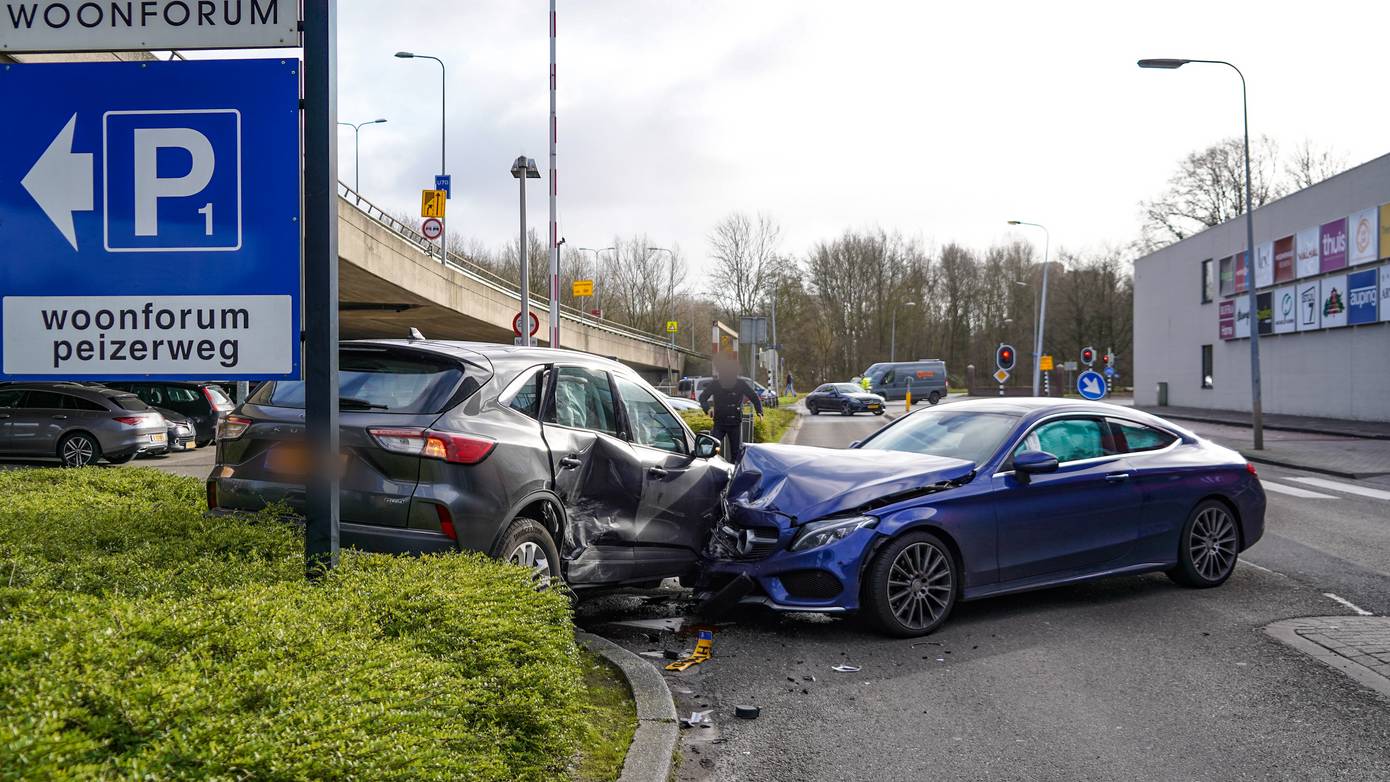 Veel schade na flinke botsing tussen twee auto's stad Groningen