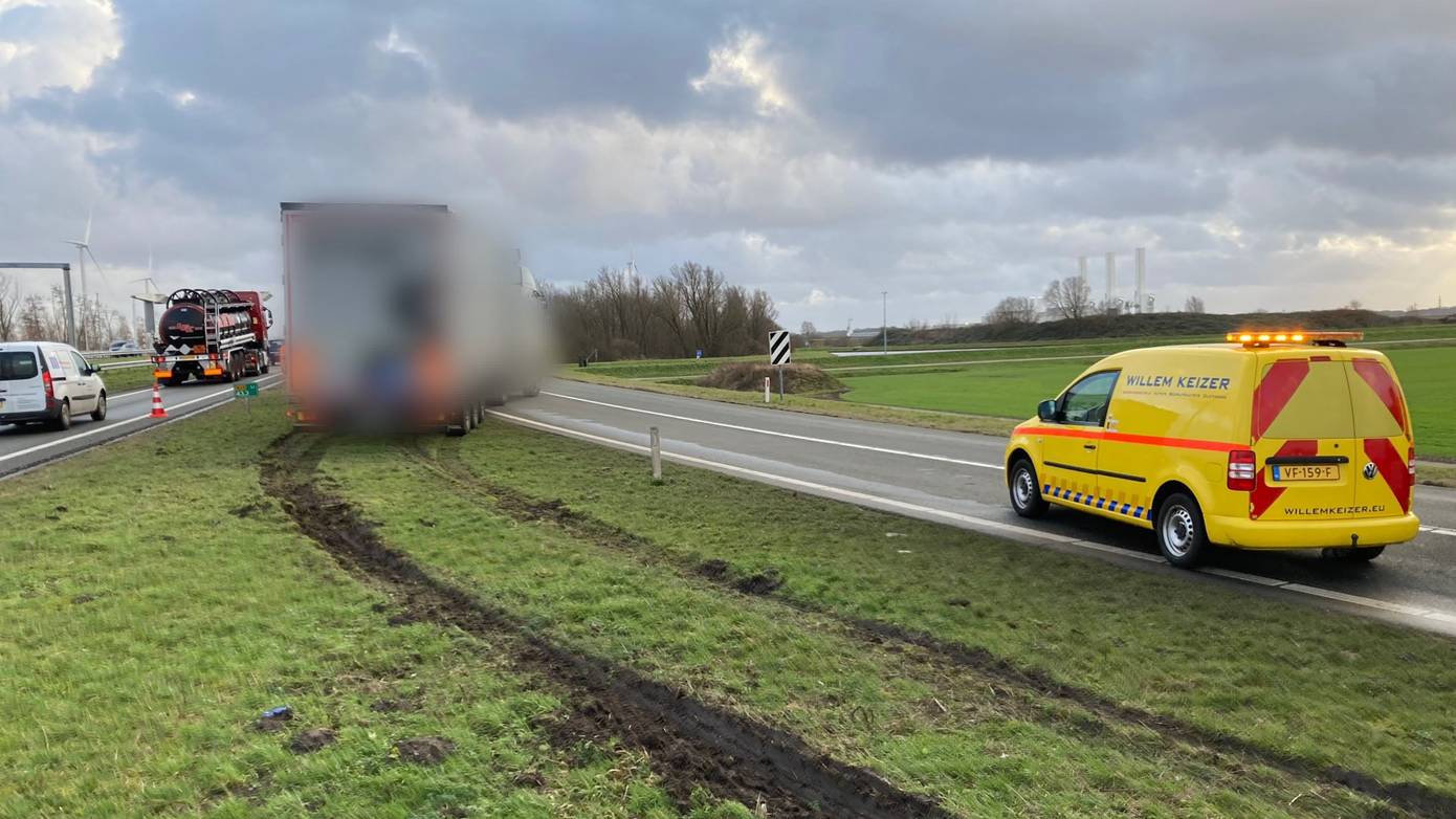 Vrachtwagen belandt in de berm op A7 bij Zuidbroek