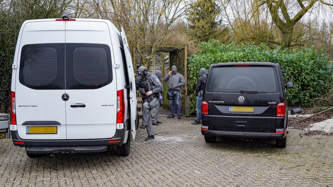 Synthetisch drugslab aangetroffen door arrestatieteam in Bellingwolde (Video)