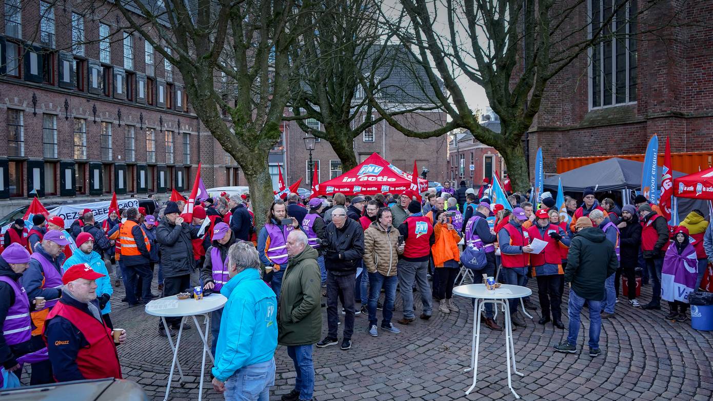 Stakende buschauffeurs bij het provinciehuis Groningen (Video)