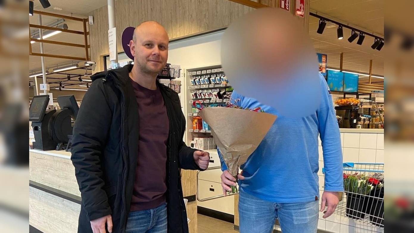 Politie bedankt supermarktmedewerker voor betrappen van bankpasfraudeur in Zuidhorn