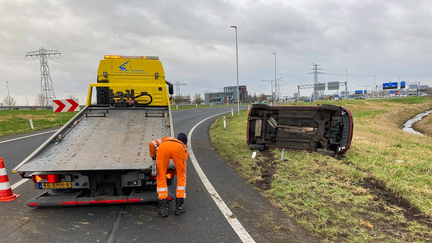 Auto belandt op de zijkant bij afrit N46 naar N7 bij Groningen