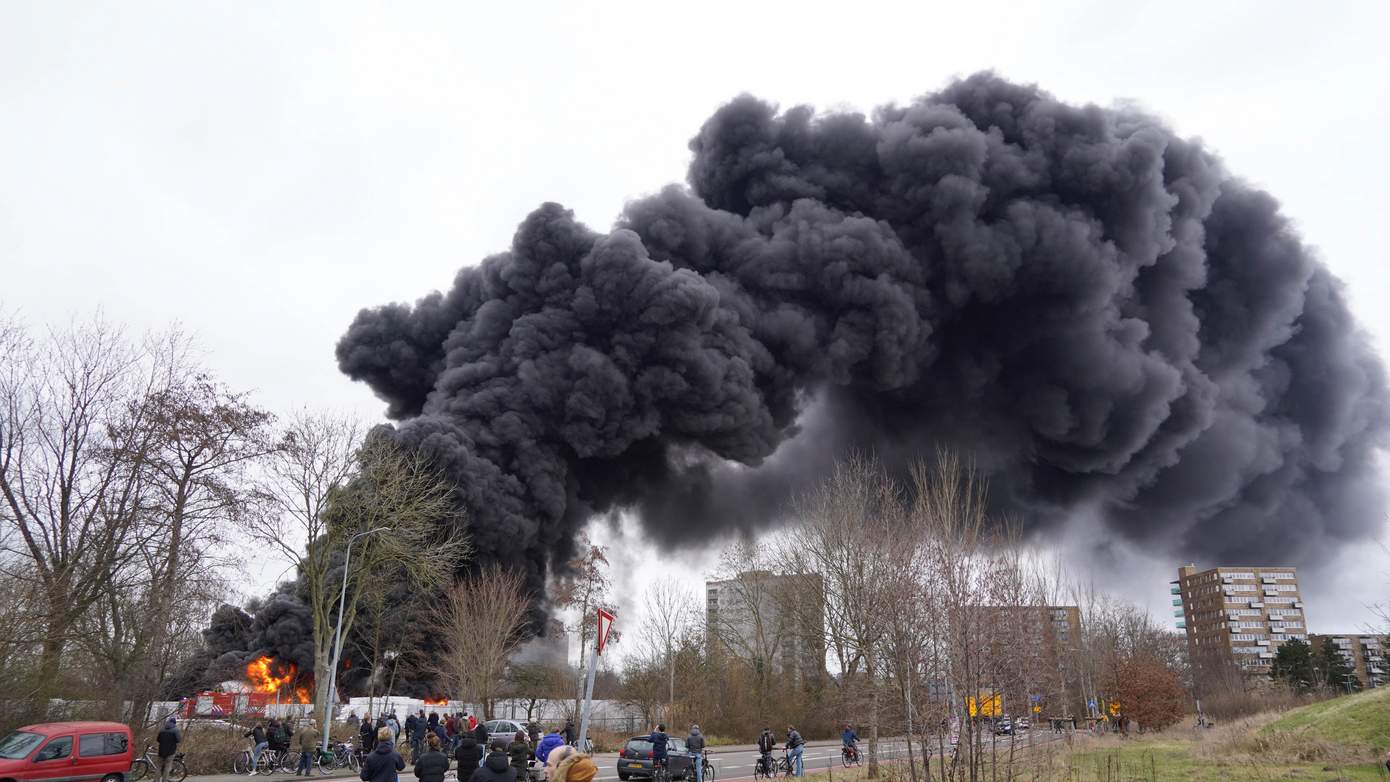 Zeer grote brand zorgt voor flinke zwarte rookwolken boven Groningen