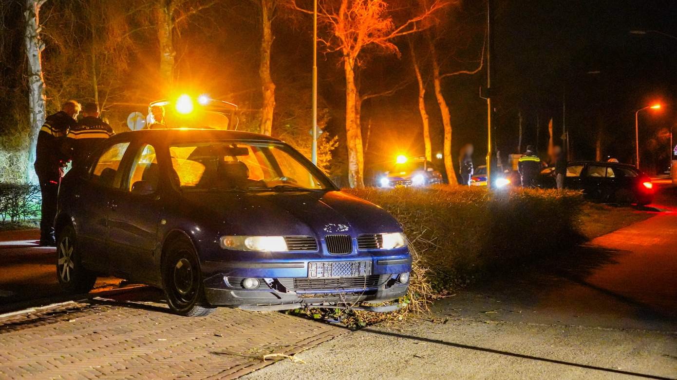 Automobilist onder invloed en zonder rijbewijs botst op taxi