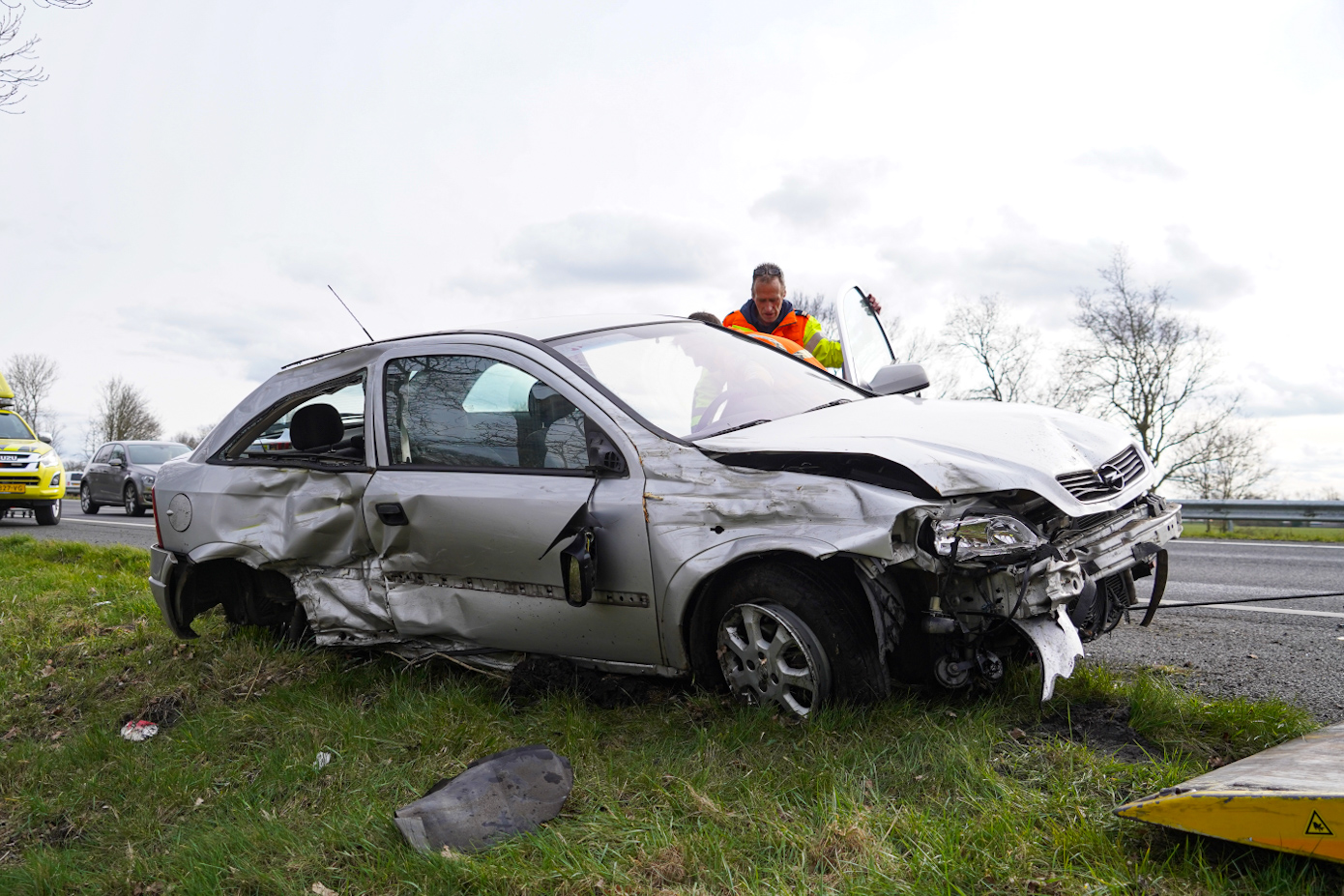 Automobilist slaat over de kop bij A7 Foxhol