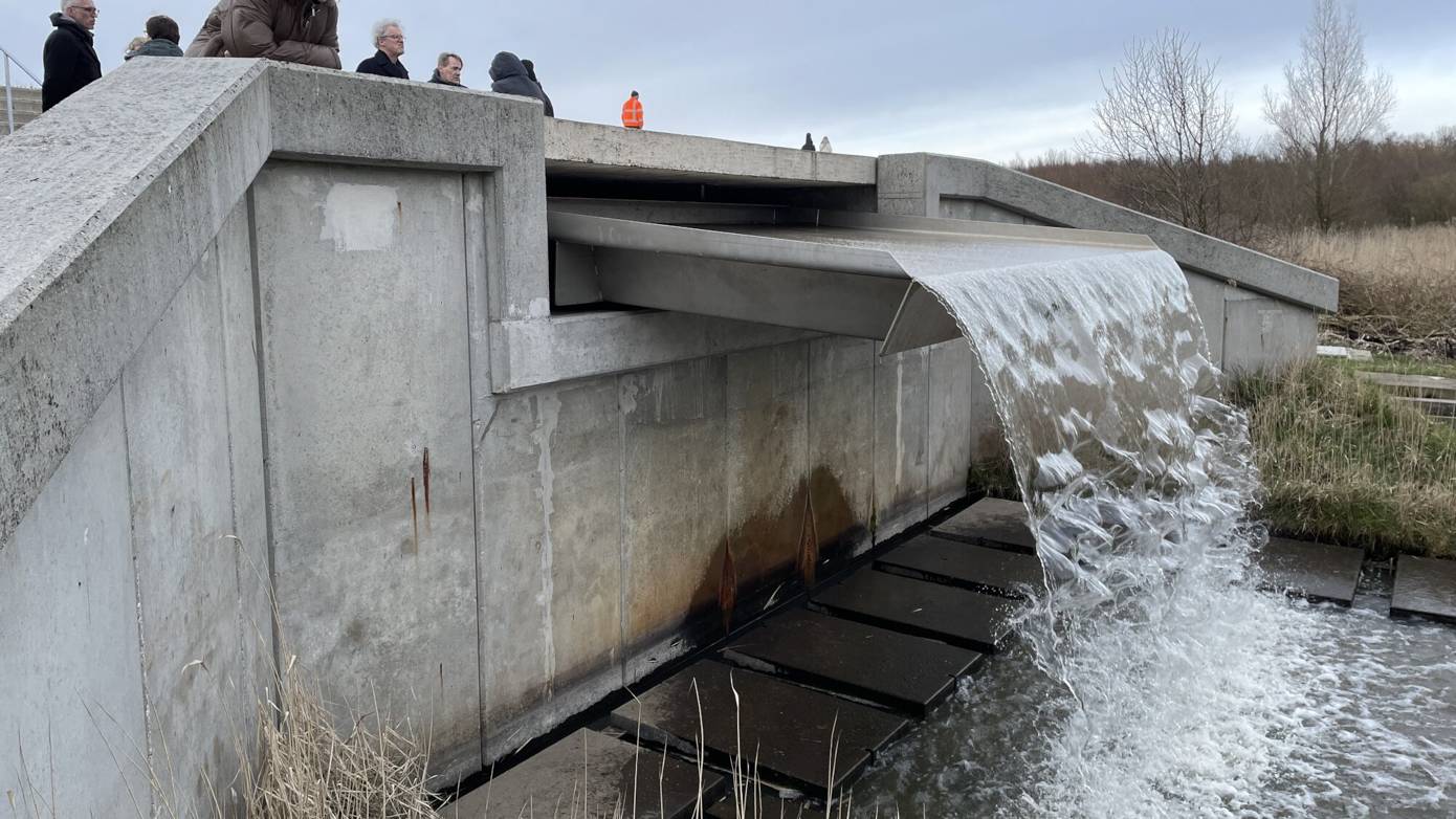 Waterval in bos op Houwingaham staat weer aan