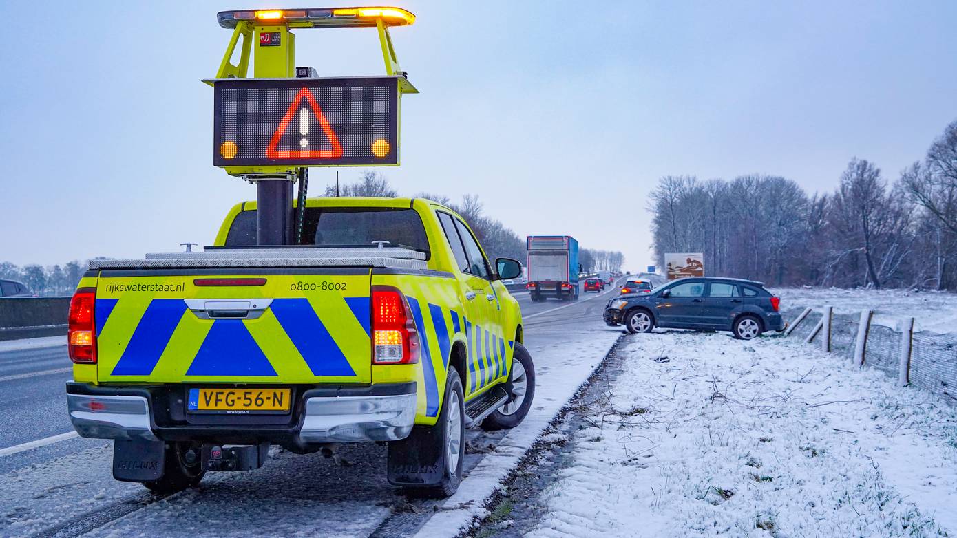 Automobilist raakt van de weg door gladheid op de A28