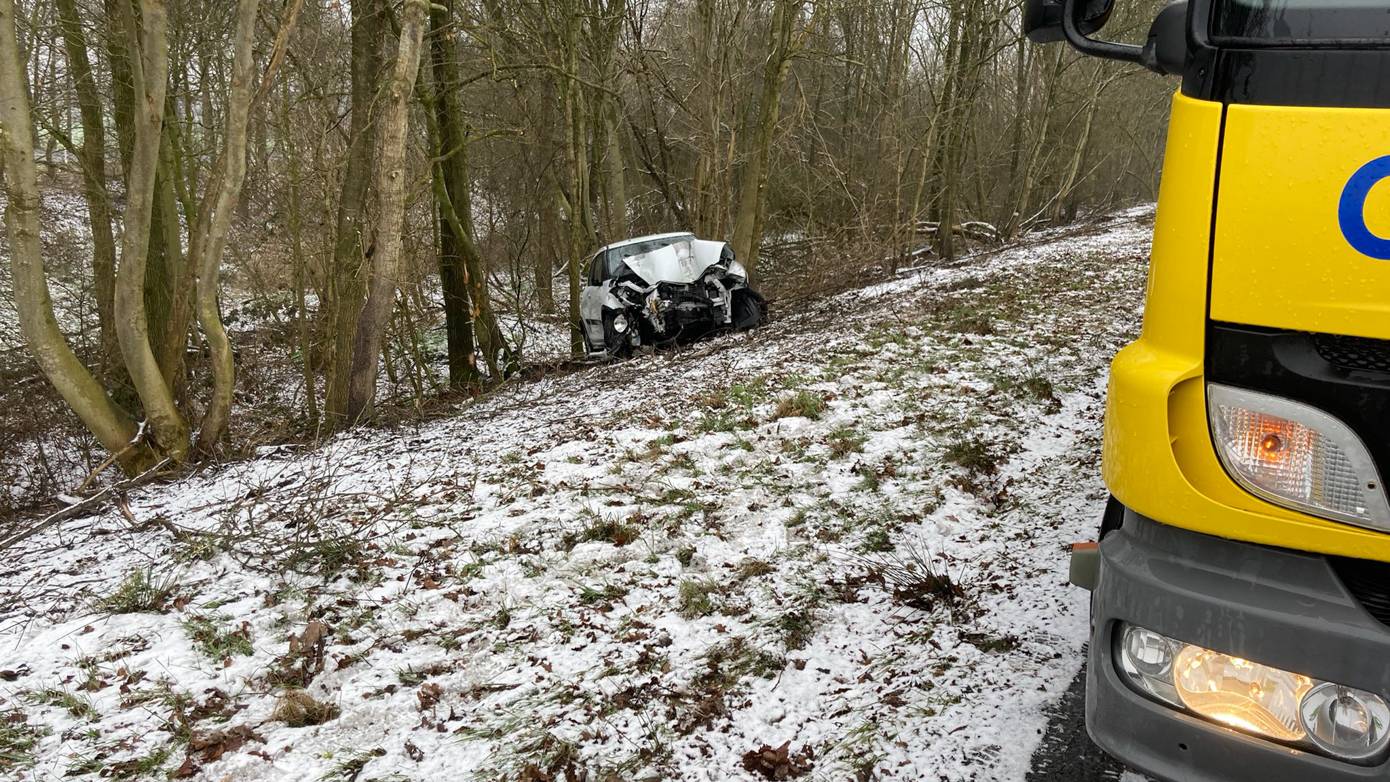 Automobilist raakt van de snelweg A7 en botst frontaal op boom