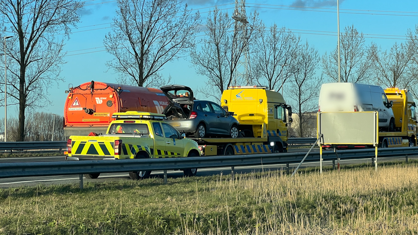 Gewonde bij ongeluk tussen bestelbus en personenauto op de A7