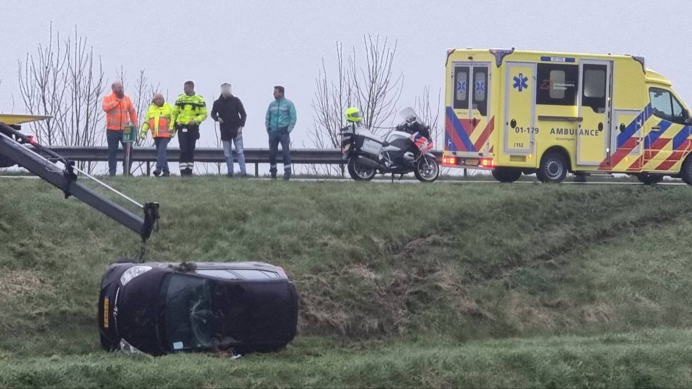 Auto rijdt van talud en belandt op de kop