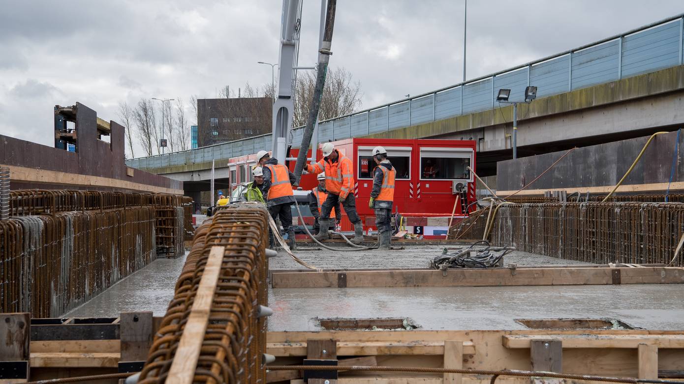 Nieuw spoordek gestort voor aanleg nieuwe snelle voetgangers- en fietsverbinding tussen binnenstad en De Suikerzijde