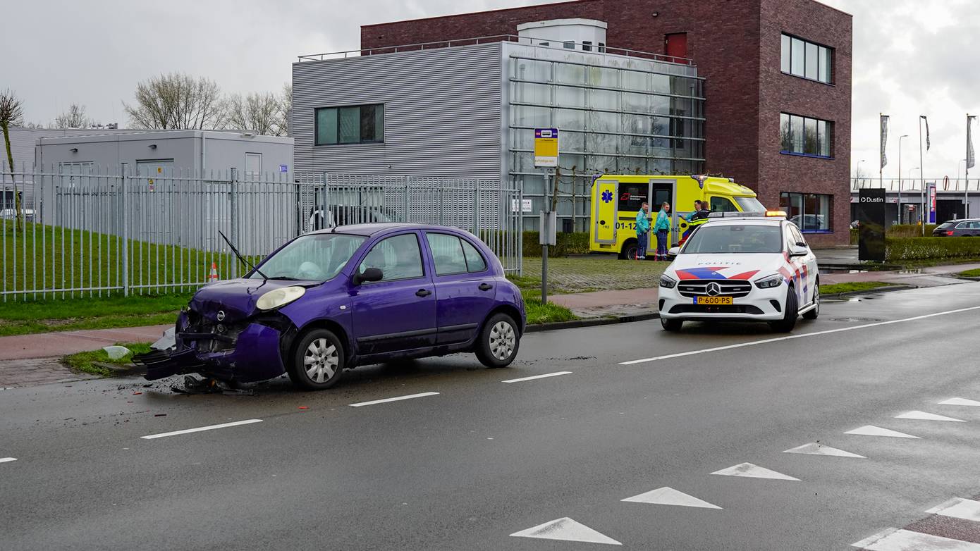 Forse kop-staartbotsing tussen twee auto's in Groningen