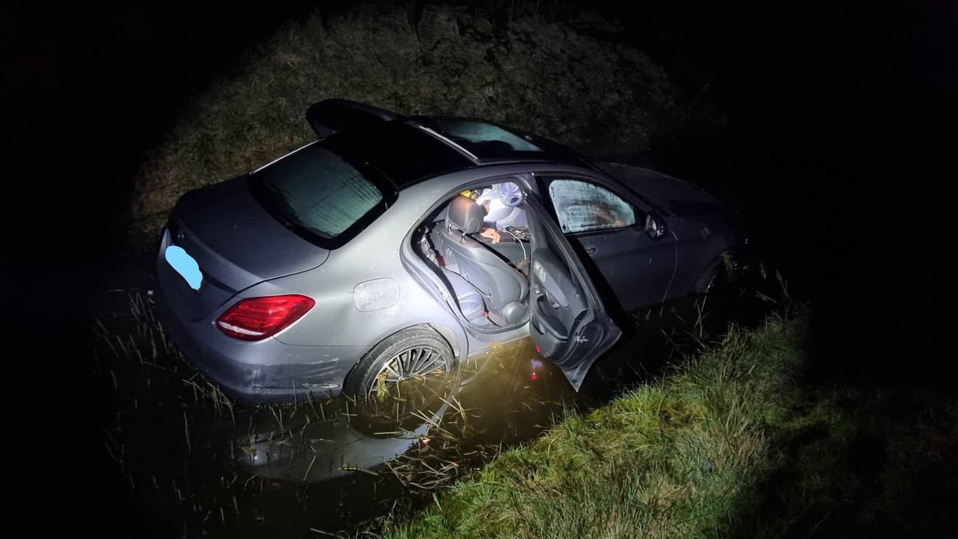 Alcomobilist (28) botst achterop auto en belandt in de sloot