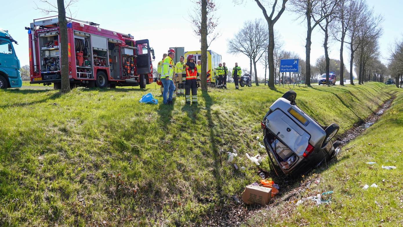 Auto op de kop in de sloot bij Kolham (video)