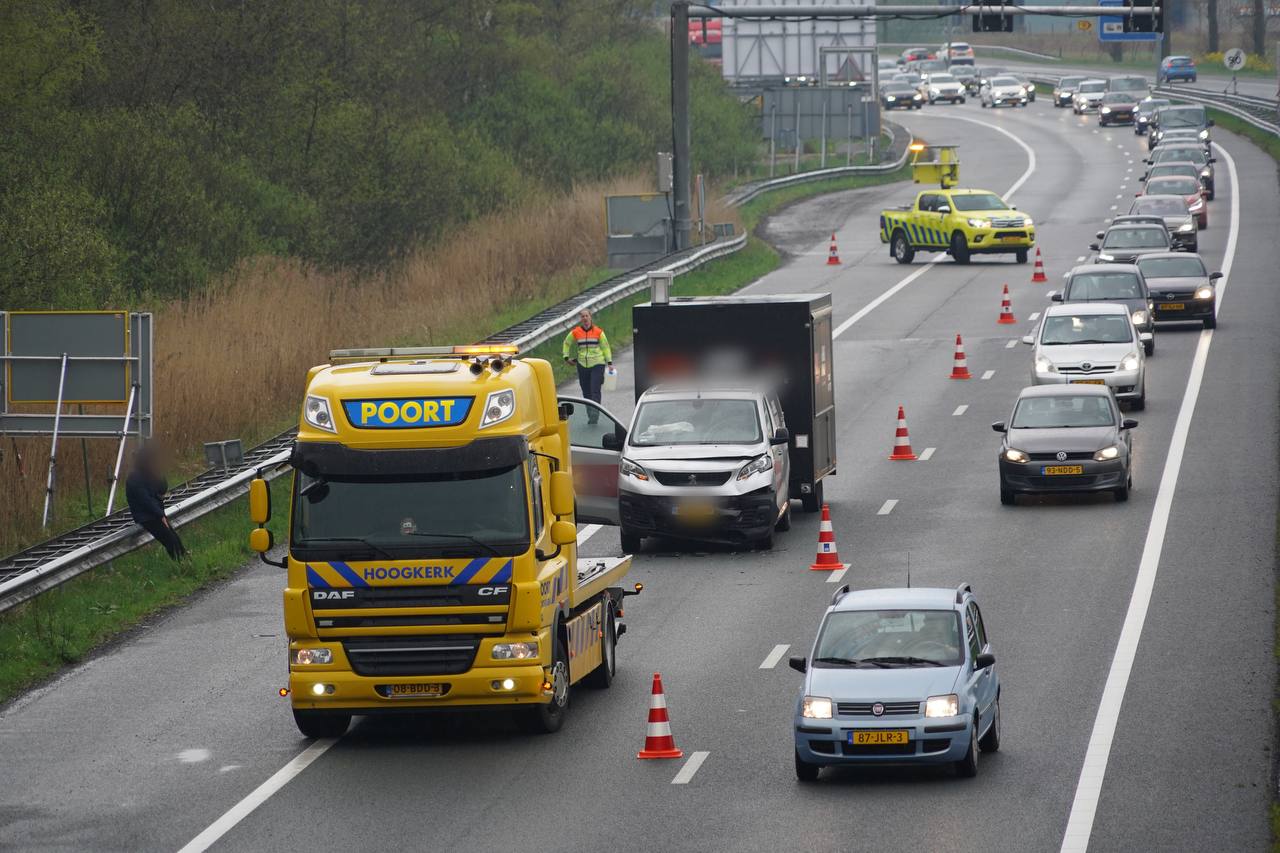 Botsing tussen twee auto’s op de A7; drie kilometer file