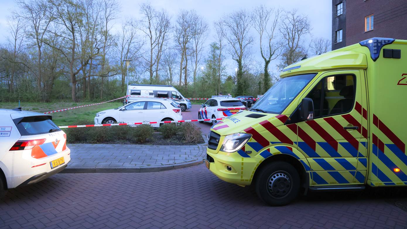 Man (19) ernstig gewond bij steekincident in Ten Boer (video)