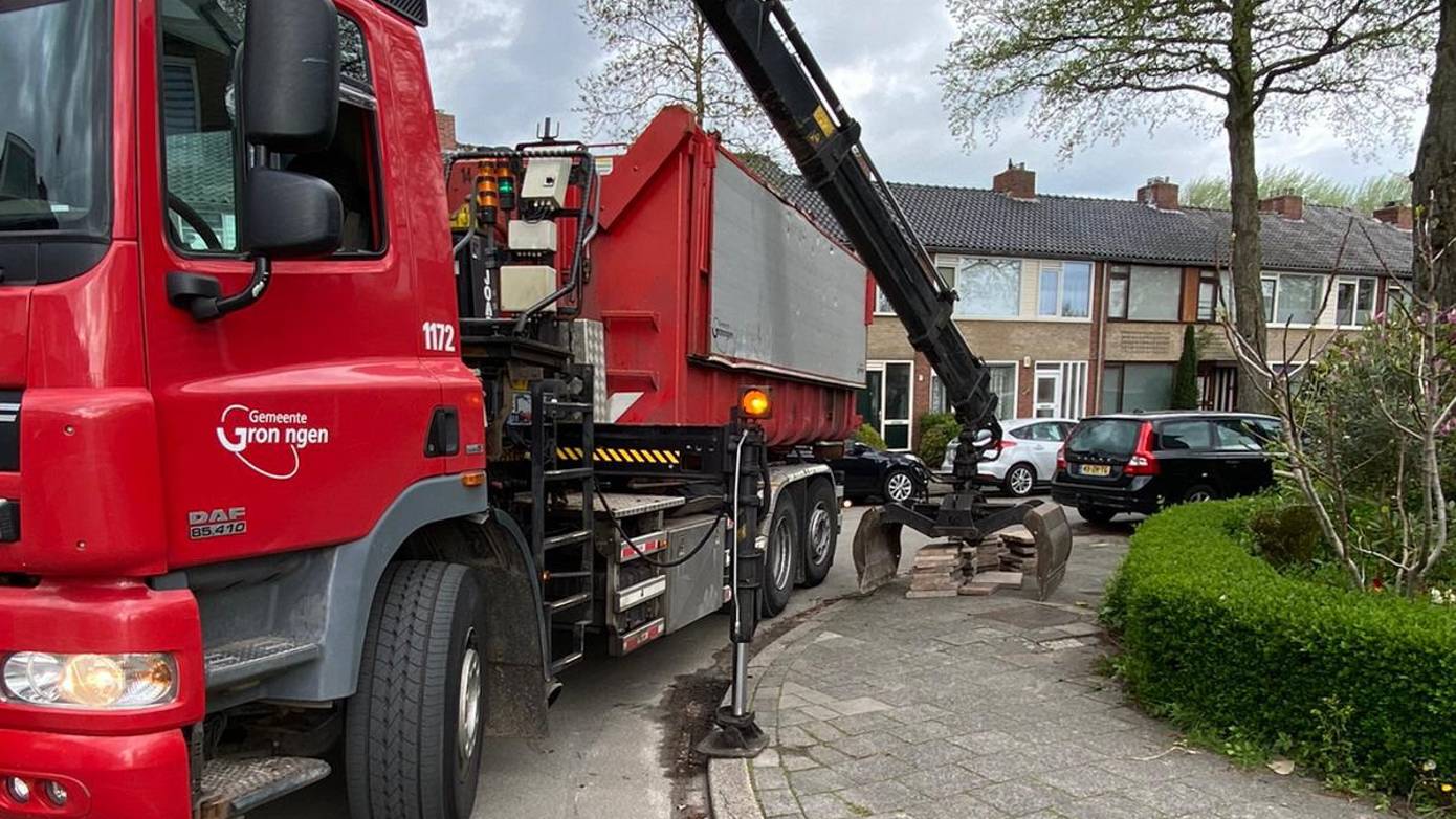 Gratis Tegeltaxi van gemeente Groningen haalt weer gewipte tegels op