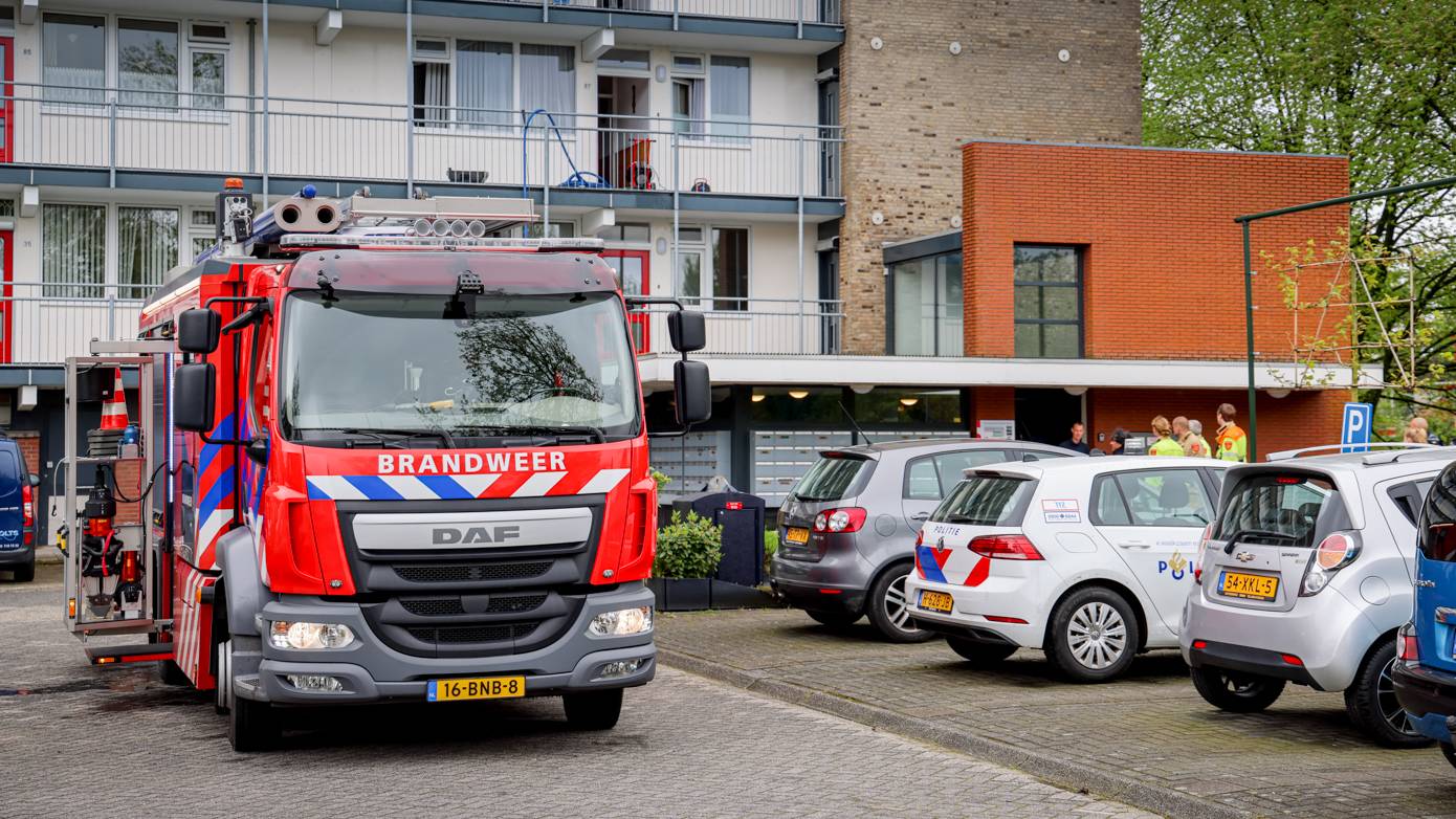 Brand in Goudflat in Groningen, bewoonster gecontroleerd in ambulance