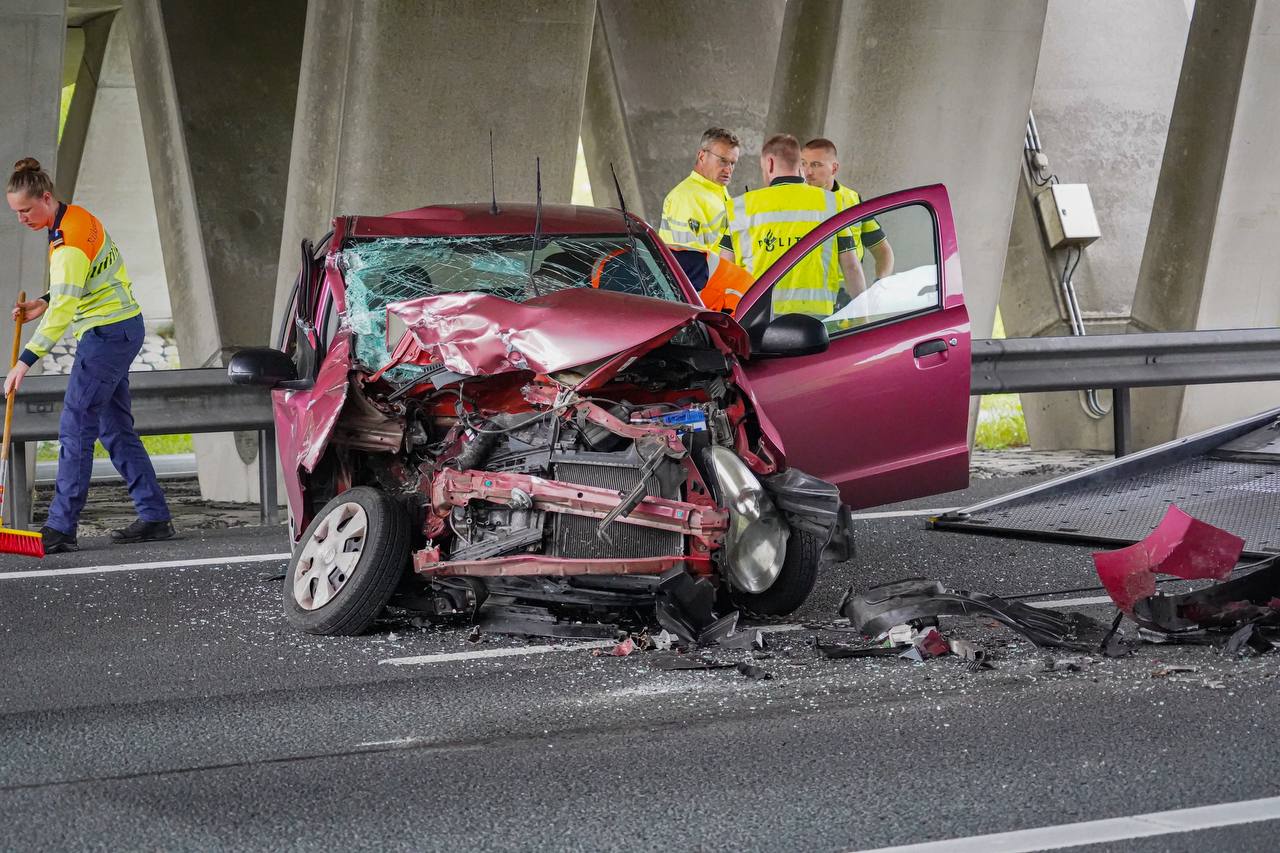 Auto botst achterop busje met aanhanger op de A7 (Video)