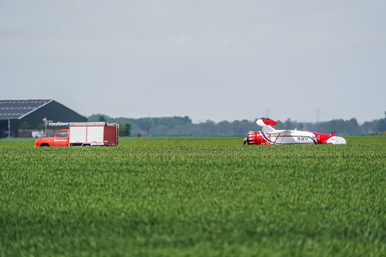 Vliegtuig eindigt op de kop bij crash