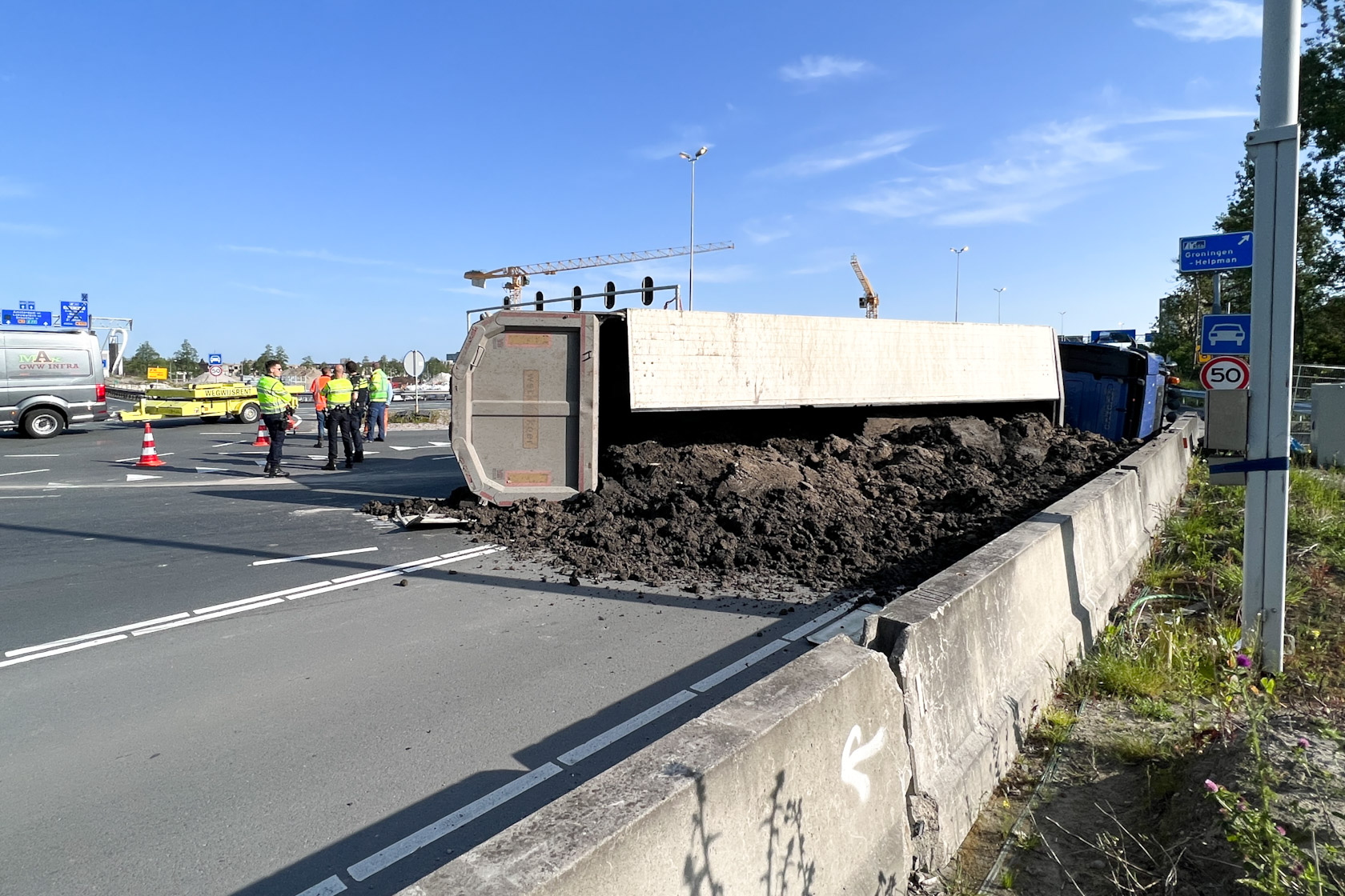 Vrachtwagen gekanteld op het Julianaplein