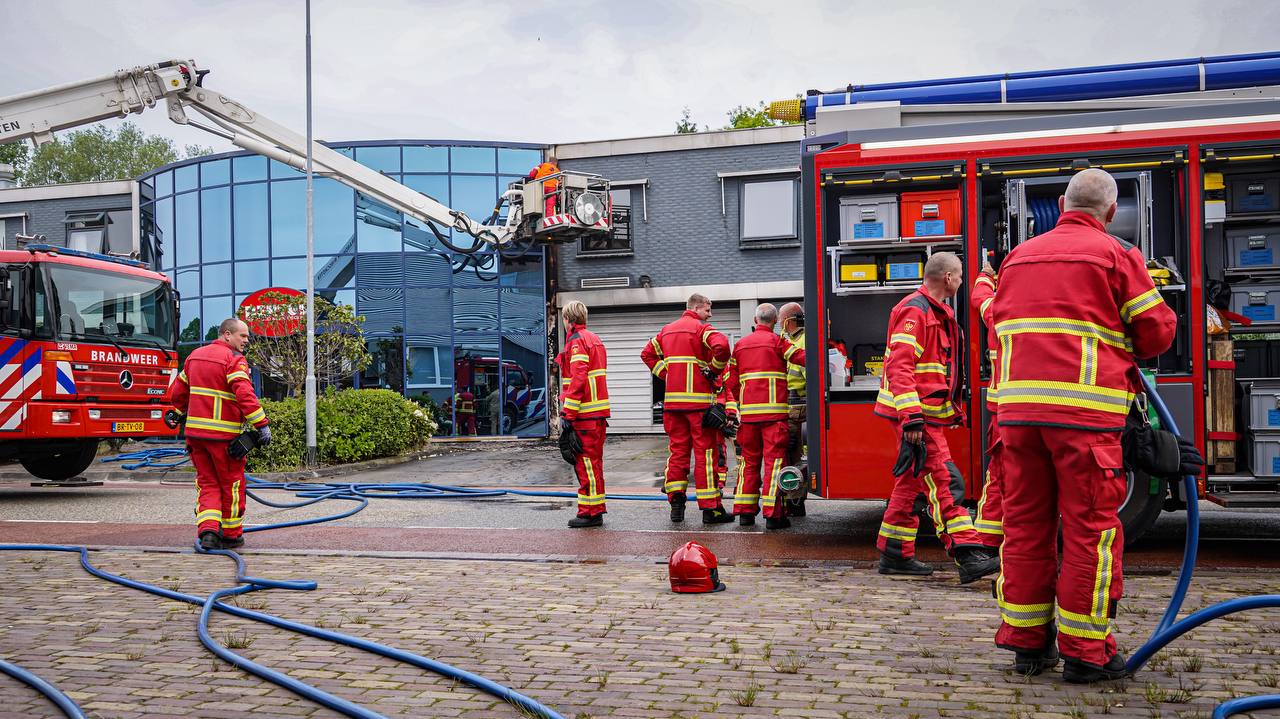 ‘Grote brand’ bij bedrijfsloods in Winschoten (video)