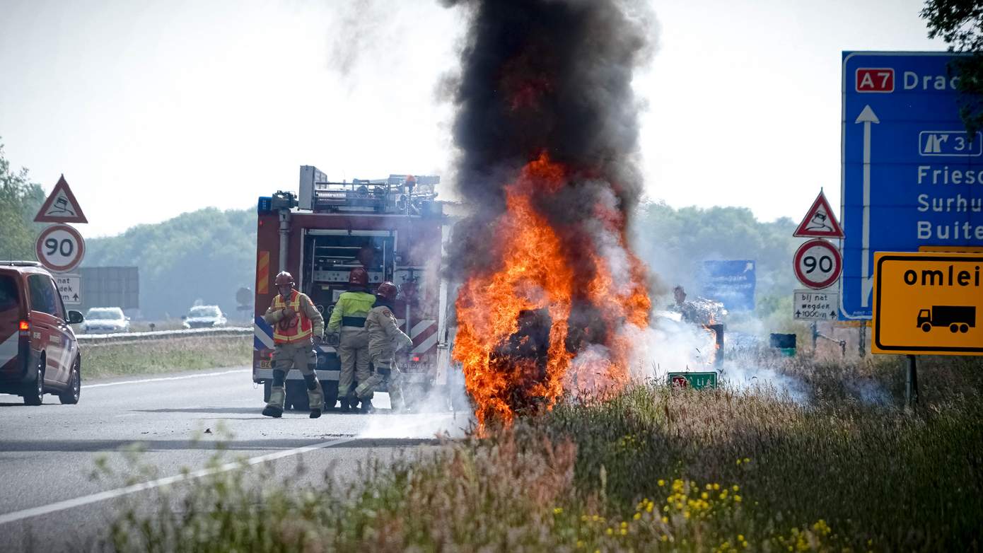 A7 richting Drachten tijdelijk dicht vanwege autobrand