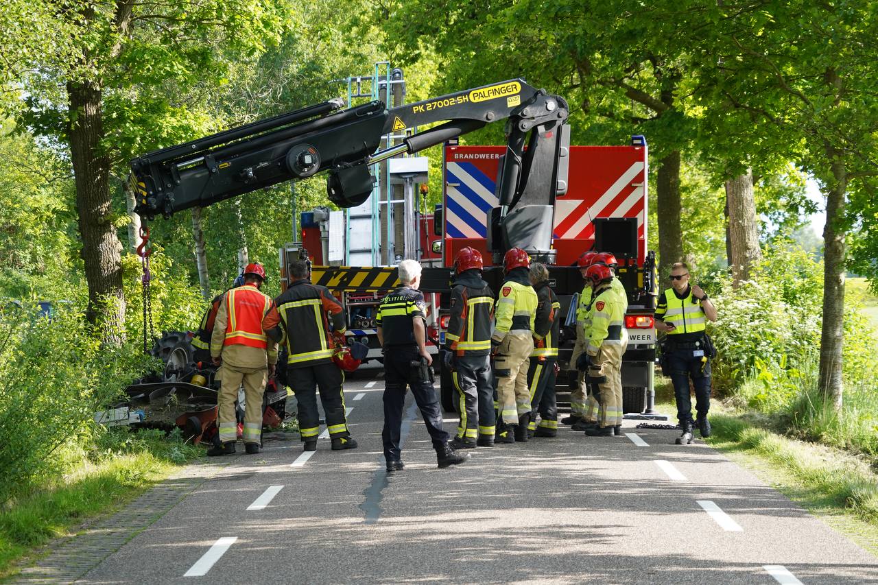 Trekker belandt op de kop in de sloot bij Niebert