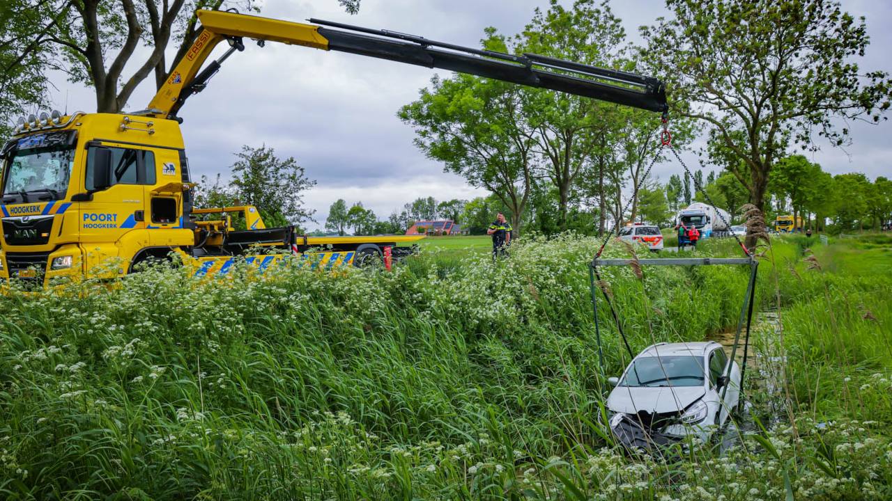 Automobilist raakt van de weg en belandt in sloot bij Noordwolde