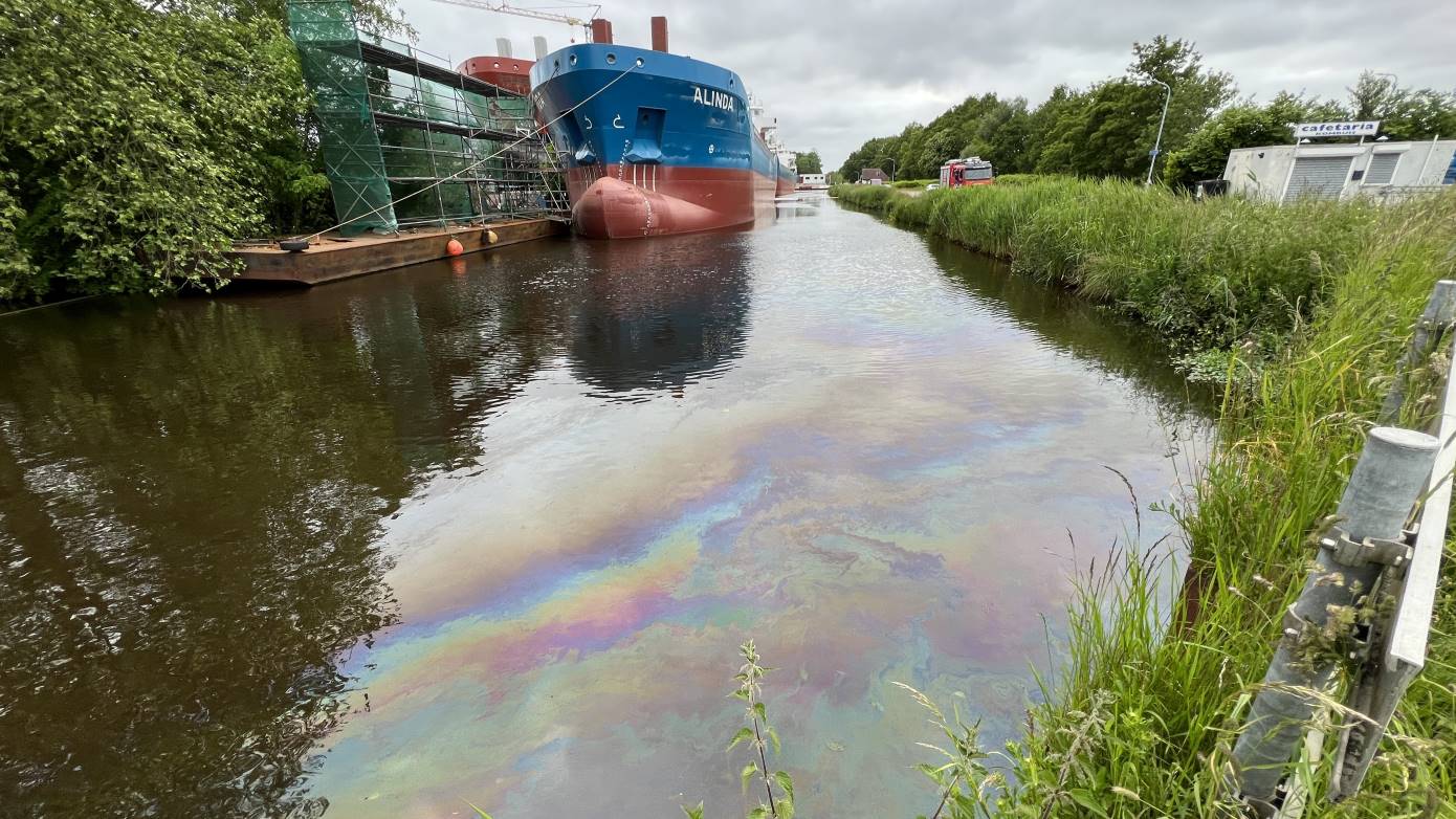 Grote olievlek op water bij scheepswerf Waterhuizen